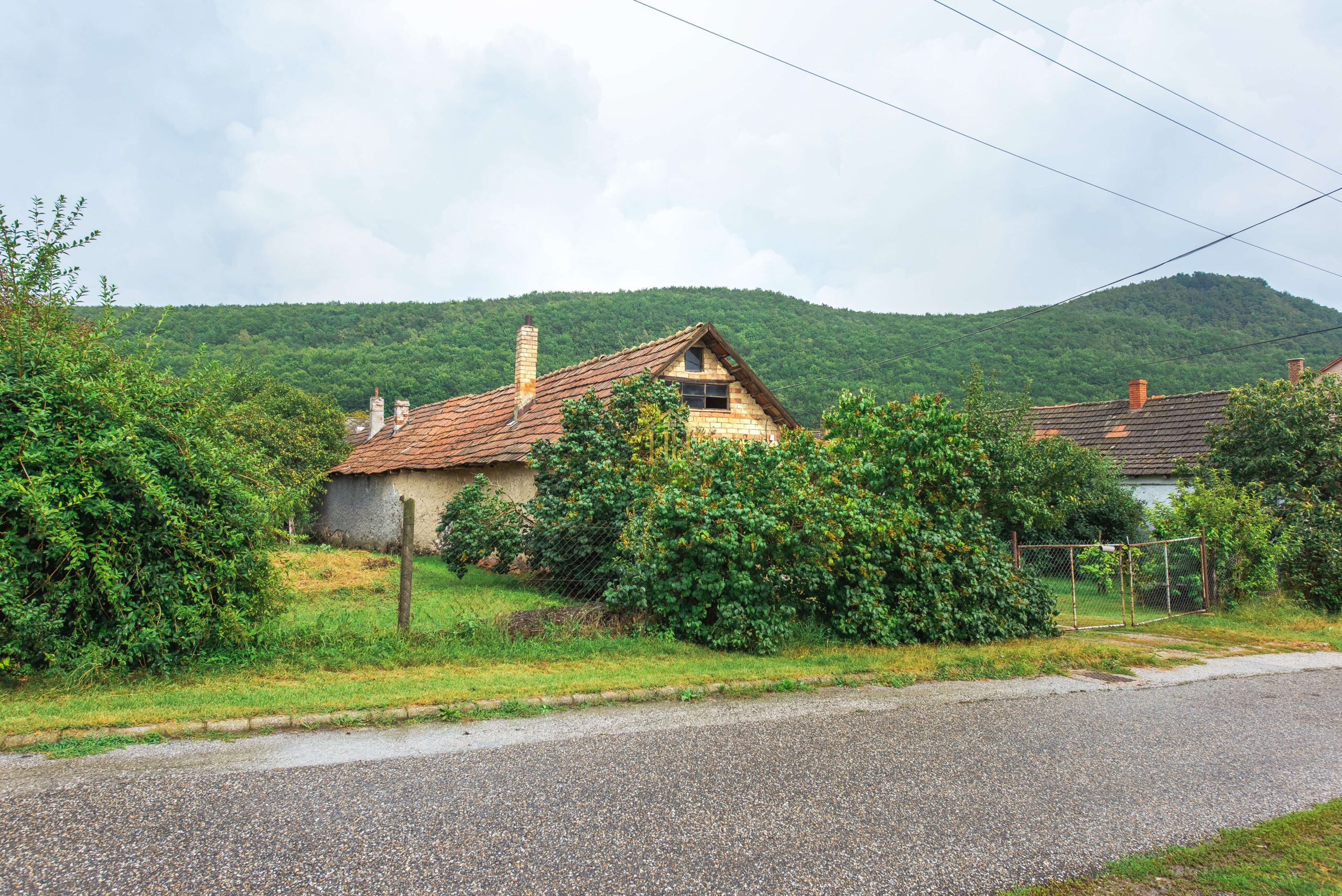 Na predaj starý rodinný dom v obci Hollóháza ( Maďarsko )